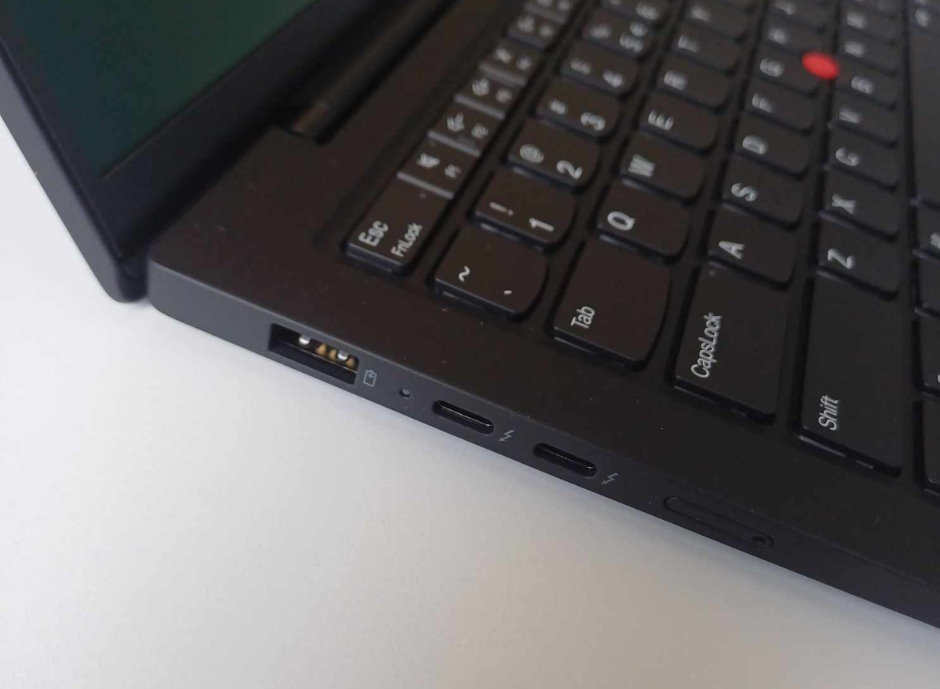 Lenovo ThinkPad X1 Carbon Gen 12 - zdjęcie klawiatury i portów po lewej stronie