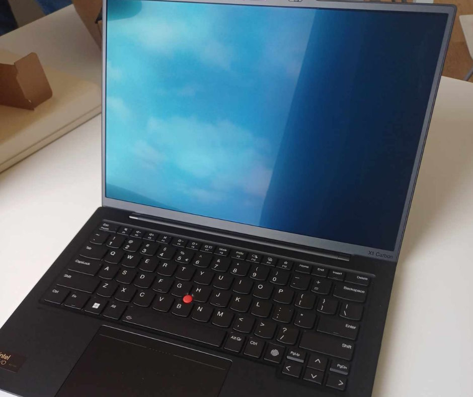 Zdjęcie klawiatury i ekranu Lenovo ThinkPad X1 Carbon Gen 12